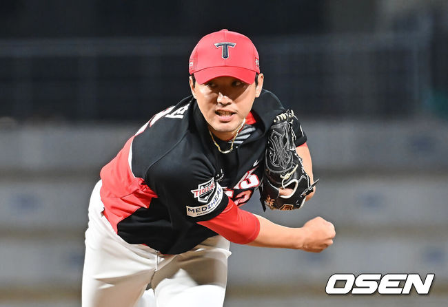 [OSEN=창원, 이석우 기자] 16일 창원NC파크에서 2026 신한 SOL KBO 리그 시범경기 NC 다이노스와 KIA 타이거즈의 경기가 열렸다. 홈팀 NC는 구창모가, 방문팀 KIA는 황동하가 선발 출전했다. KIA 타이거즈 홍건희가 역투하고 있다. 2026.03.16 / foto0307@osen.co.kr