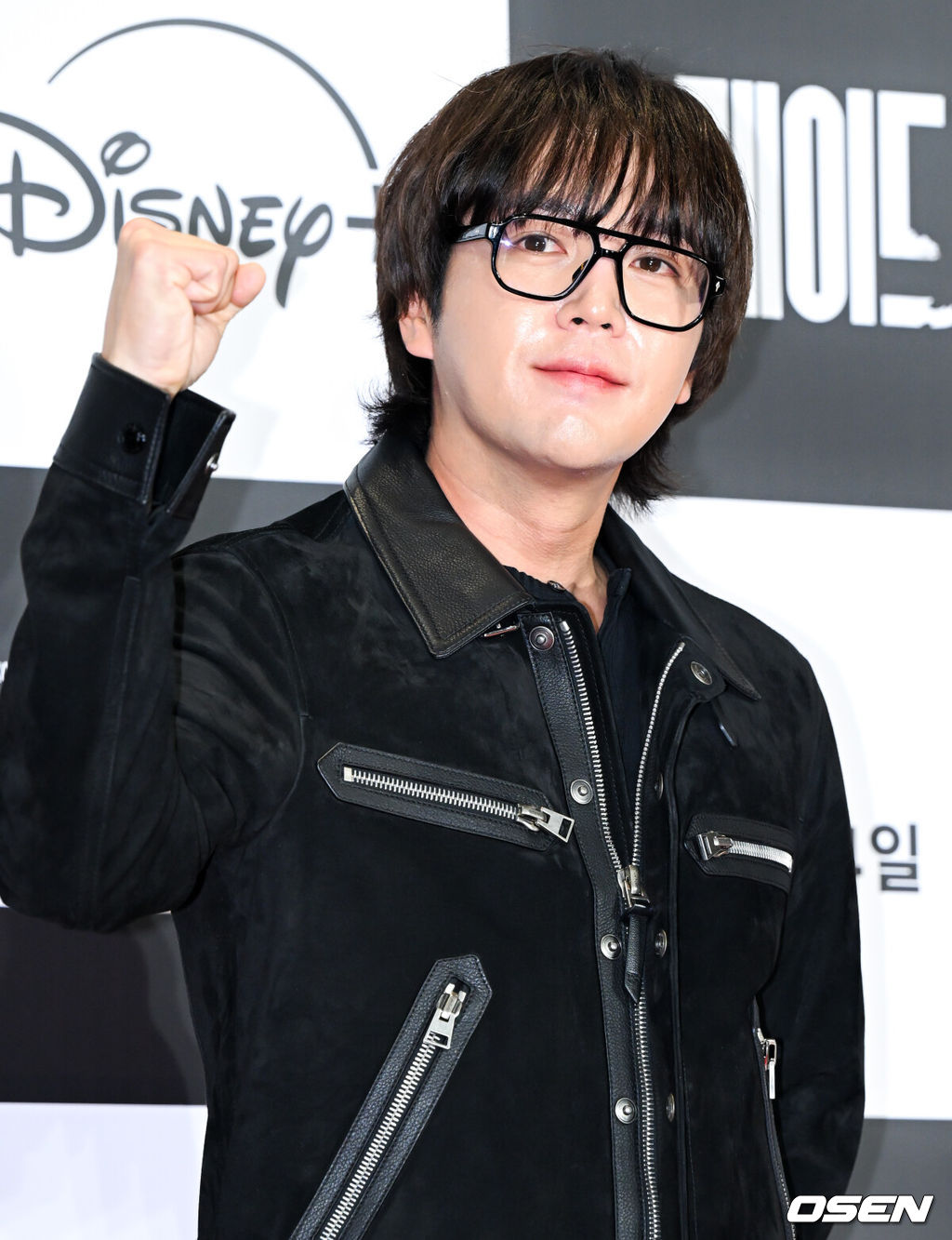 디즈니+ 오리지널 시리즈 ‘메이드 인 코리아’ vip시사회가 15일 서울 강남구 메가박스 코엑스에서 열렸다.‘메이드 인 코리아’는 1970년대 혼란과 도약이 공존했던 대한민국, 국가를 수익모델로 삼아 부와 권력의 정점에 오르려는 사내 ‘백기태’(현빈)와 그를 무서운 집념으로 벼랑 끝까지 추적하는 검사 ‘장건영’(정우성)이 시대를 관통하는 거대한 사건들과 직면하는 이야기.배우 장근석이 포즈를 취하고 있다. 2025.12.15 /cej@osen.co.kr