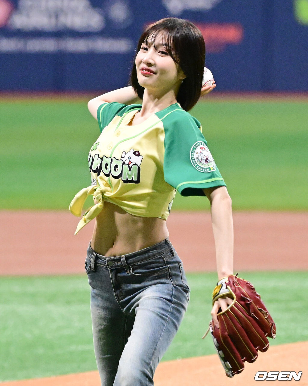 10일 서울 고척스카이돔에서 ‘2026 신한은행 SOL Bank KBO리그’ 키움 히어로즈와 롯데 자이언츠의 경기가 열렸다.이날 가수 레드벨벳(Red Velvet)의 멤버 조이가 시구를 맡았다.시구를 맡은 조이는 “지난해에 이어 다시 키움히어로즈와 함께 할 수 있어 정말 기쁘다. 선수들과 팬분들 모두에게 좋은 에너지와 즐거운 순간이 가득하길 바라며, 히어로즈의 승리를 위해 진심으로 응원하겠다”고 소감을 밝혔다.가수 레드벨벳 조이가 시구를 하고 있다. 2026.04.10 / jpnews@osen.co.kr