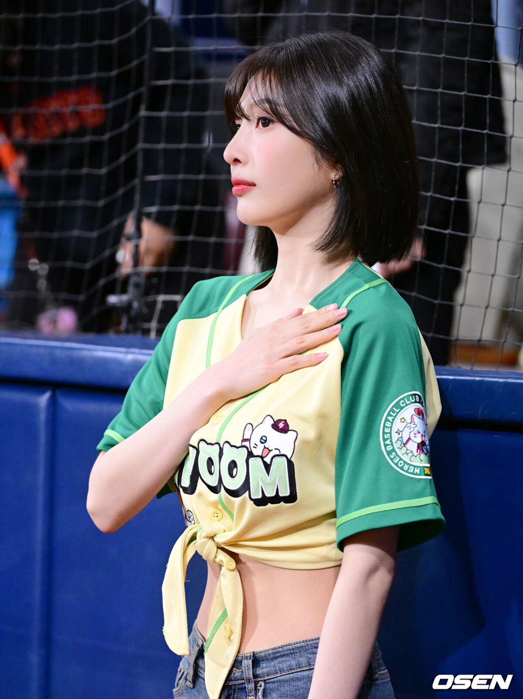 10일 서울 고척스카이돔에서 ‘2026 신한은행 SOL Bank KBO리그’ 키움 히어로즈와 롯데 자이언츠의 경기가 열렸다.이날 가수 레드벨벳(Red Velvet)의 멤버 조이가 시구를 맡았다.시구를 맡은 조이는 “지난해에 이어 다시 키움히어로즈와 함께 할 수 있어 정말 기쁘다. 선수들과 팬분들 모두에게 좋은 에너지와 즐거운 순간이 가득하길 바라며, 히어로즈의 승리를 위해 진심으로 응원하겠다”고 소감을 밝혔다.가수 레드벨벳 조이가 시구를 준비하며 국민의례를 하고 있다. 2026.04.10 / jpnews@osen.co.kr