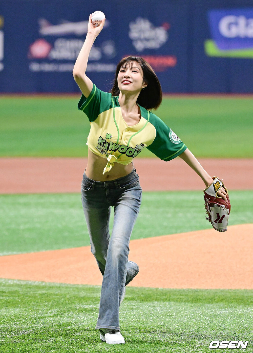 10일 서울 고척스카이돔에서 ‘2026 신한은행 SOL Bank KBO리그’ 키움 히어로즈와 롯데 자이언츠의 경기가 열렸다.이날 가수 레드벨벳(Red Velvet)의 멤버 조이가 시구를 맡았다.시구를 맡은 조이는 “지난해에 이어 다시 키움히어로즈와 함께 할 수 있어 정말 기쁘다. 선수들과 팬분들 모두에게 좋은 에너지와 즐거운 순간이 가득하길 바라며, 히어로즈의 승리를 위해 진심으로 응원하겠다”고 소감을 밝혔다.가수 레드벨벳 조이가 시구를 하고 있다. 2026.04.10 / jpnews@osen.co.kr