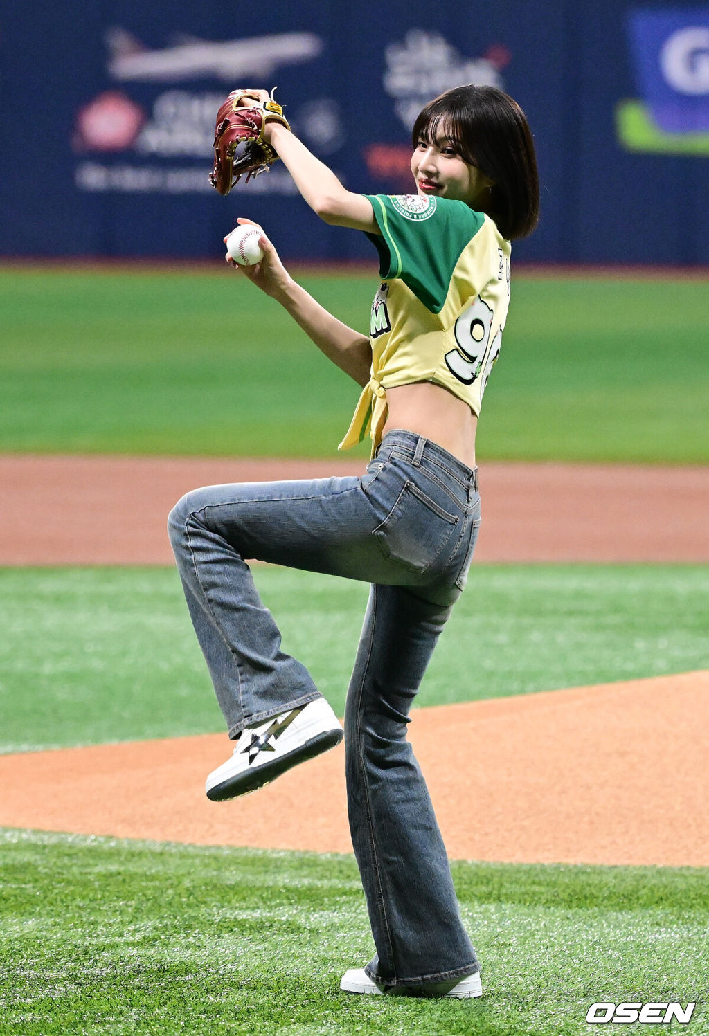 10일 서울 고척스카이돔에서 ‘2026 신한은행 SOL Bank KBO리그’ 키움 히어로즈와 롯데 자이언츠의 경기가 열렸다.이날 키움은 라울 알칸타라, 롯데는 엘빈 로드리게스를 선발투수로 내세웠다. 가수 레드벨벳 조이가 시구를 하고 있다. 2026.04.10 / jpnews@osen.co.kr