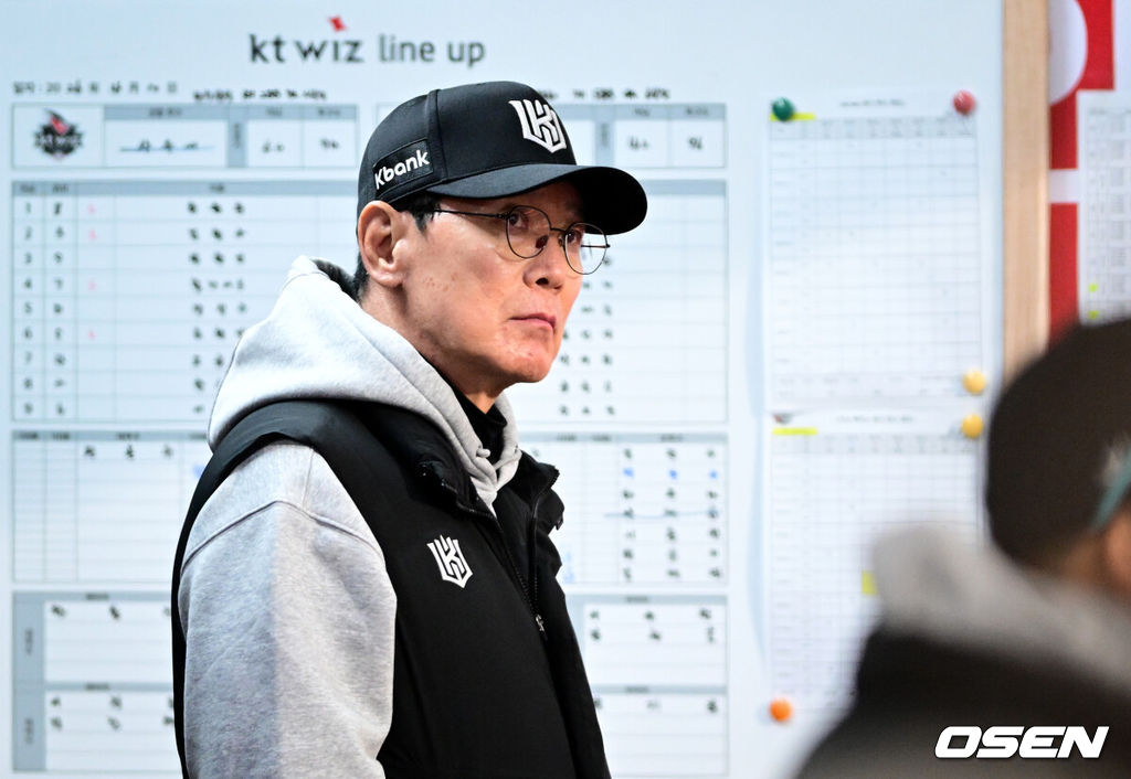 10일 경기도 수원 KT위즈파크에서 2026 신한 SOL KBO리그 KT 위즈와 두산 베어스의 경기가 열렸다.이날 KT는 사우어, 두산은 곽빈을 선발투수로 내세웠다.KT 이강철 감독이 생각에 잠겨 있다. 2026.04.10 /cej@osen.co.kr