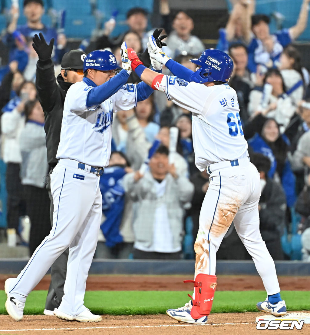 10일 대구삼성라이온즈파크에서 2026 신한 SOL KBO 리그 삼성 라이온즈와 NC 다이노스의 경기가 열렸다. 홈팀 삼성은 후라도가, 방문팀 NC는 구창모가 선발 출전했다. 삼성 라이온즈 박승규가 8회말 2사 만루 중견수 뒤 싹쓸이 3루타를 치고 하이파이브를 하고 있다. 2026.04.10 / foto0307@osen.co.kr