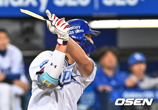 [OSEN=대구, 이석우 기자] 10일 대구삼성라이온즈파크에서 2026 신한 SOL KBO 리그 삼성 라이온즈와 NC 다이노스의 경기가 열렸다. 홈팀 삼성은 후라도가, 방문팀 NC는 구창모가 선발 출전했다. 삼성 라이온즈 김영웅이 4회말 1사 3루 유격수 땅볼을 치고 하고 있다. 2026.04.10 / foto0307@osen.co.kr