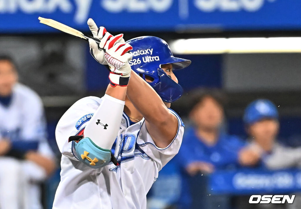 10일 대구삼성라이온즈파크에서 2026 신한 SOL KBO 리그 삼성 라이온즈와 NC 다이노스의 경기가 열렸다. 홈팀 삼성은 후라도가, 방문팀 NC는 구창모가 선발 출전했다. 삼성 라이온즈 김영웅이 4회말 1사 3루 유격수 땅볼을 치고 하고 있다. 2026.04.10 / foto0307@osen.co.kr