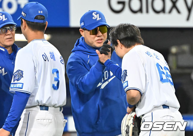 [OSEN=대구, 이석우 기자] 10일 대구삼성라이온즈파크에서 2026 신한 SOL KBO 리그 삼성 라이온즈와 NC 다이노스의 경기가 열렸다. 홈팀 삼성은 후라도가, 방문팀 NC는 구창모가 선발 출전했다. 삼성 라이온즈 박진만 감독이 8-5로 승리한 후 박승규와 하이파이브를 하고 있다. 2026.04.10 / foto0307@osen.co.kr