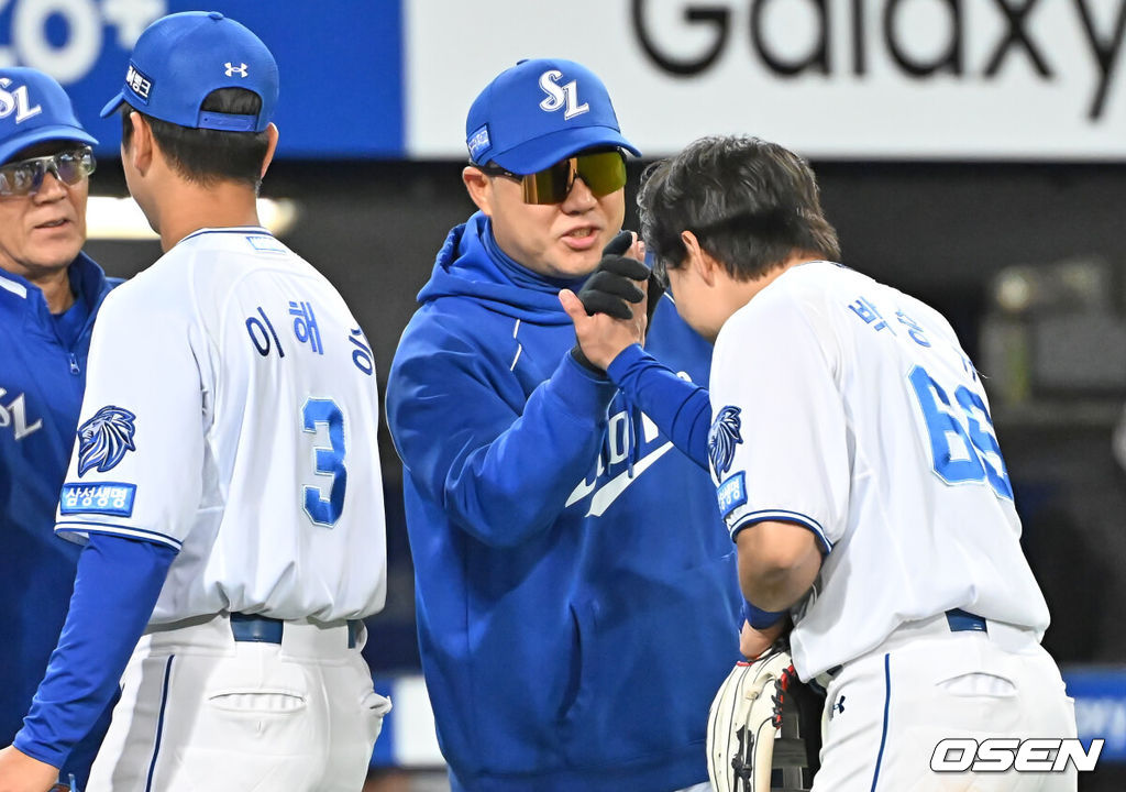10일 대구삼성라이온즈파크에서 2026 신한 SOL KBO 리그 삼성 라이온즈와 NC 다이노스의 경기가 열렸다. 홈팀 삼성은 후라도가, 방문팀 NC는 구창모가 선발 출전했다. 삼성 라이온즈 박진만 감독이 8-5로 승리한 후 박승규와 하이파이브를 하고 있다. 2026.04.10 / foto0307@osen.co.kr
