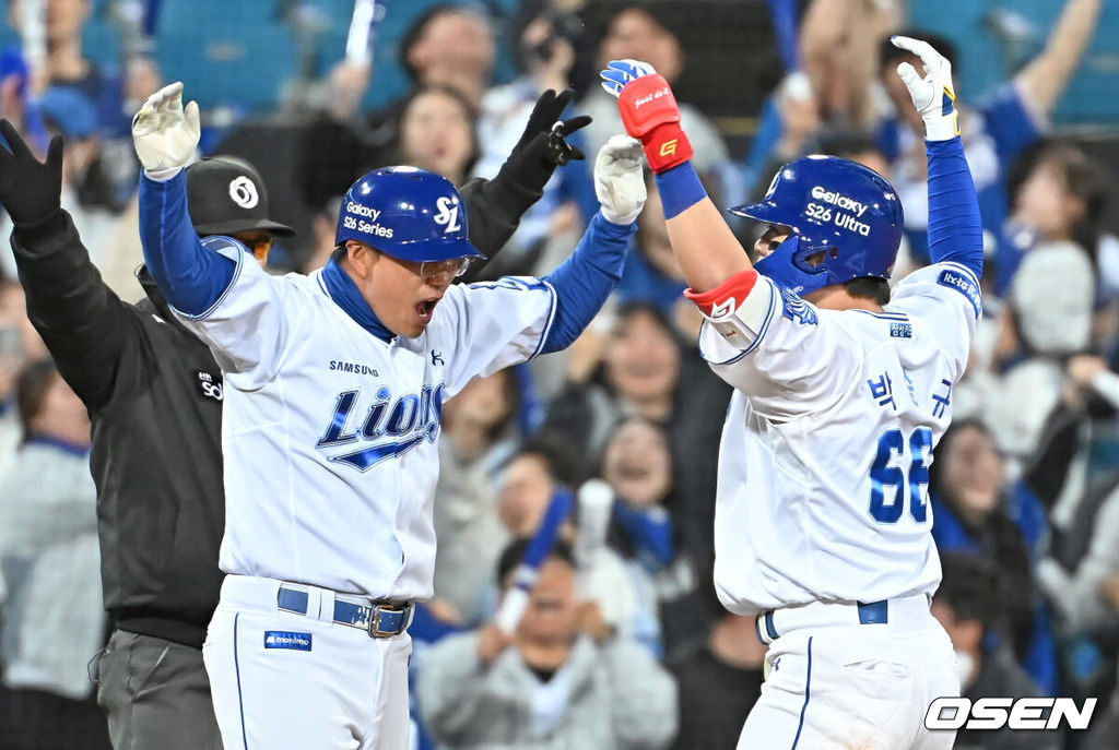 10일 대구삼성라이온즈파크에서 2026 신한 SOL KBO 리그 삼성 라이온즈와 NC 다이노스의 경기가 열렸다. 홈팀 삼성은 후라도가, 방문팀 NC는 구창모가 선발 출전했다. 삼성 라이온즈 박승규가 8회말 2사 만루 중견수 뒤 싹쓸이 3루타를 치고 하이파이브를 하고 있다. 2026.04.10 / foto0307@osen.co.kr