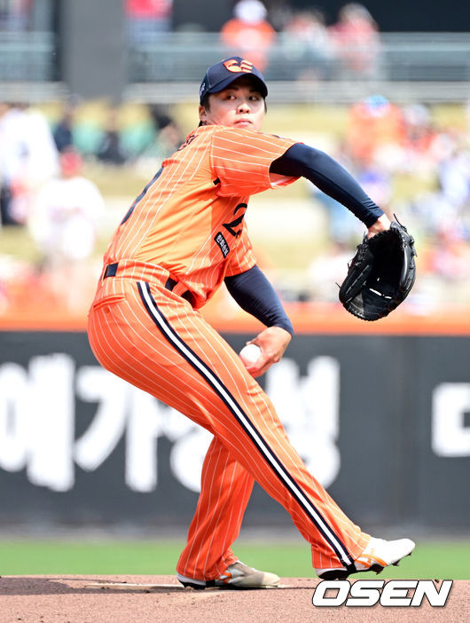 [OSEN=대전, 최규한 기자] 11일 대전 한화생명볼파크에서 ‘2026 신한 SOL KBO리그’ 한화 이글스와 KIA 타이거즈의 경기가 열렸다.홈팀 한화는 왕옌청, 방문팀 KIA는 이의리를 선발로 내세웠다. 한화 선발 왕옌청이 힘차게 공을 뿌리고 있다. 2026.04.11 / dreamer@osen.co.kr
