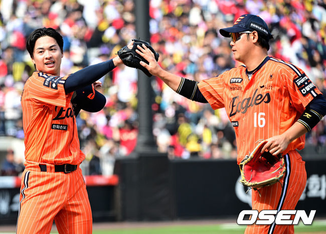 [OSEN=대전, 최규한 기자] 11일 대전 한화생명볼파크에서 ‘2026 신한 SOL KBO리그’ 한화 이글스와 KIA 타이거즈의 경기가 열렸다.홈팀 한화는 왕옌청, 방문팀 KIA는 이의리를 선발로 내세웠다. 5회초 2사 2루 상황 KIA 데일의 내야 땅볼 때 한화 선발 왕옌청이 2루수 하주석의 호수비에 인사를 전하고 있다. 2026.04.11 / dreamer@osen.co.kr