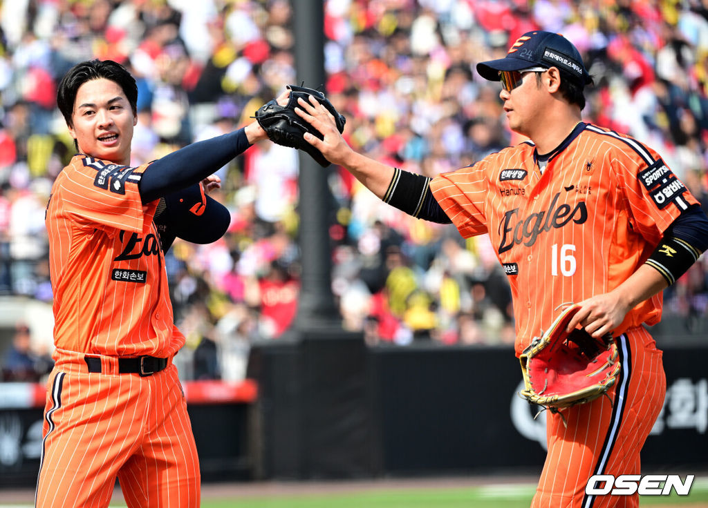 11일 대전 한화생명볼파크에서 ‘2026 신한 SOL KBO리그’ 한화 이글스와 KIA 타이거즈의 경기가 열렸다.홈팀 한화는 왕옌청, 방문팀 KIA는 이의리를 선발로 내세웠다. 5회초 2사 2루 상황 KIA 데일의 내야 땅볼 때 한화 선발 왕옌청이 2루수 하주석의 호수비에 인사를 전하고 있다. 2026.04.11 / dreamer@osen.co.kr