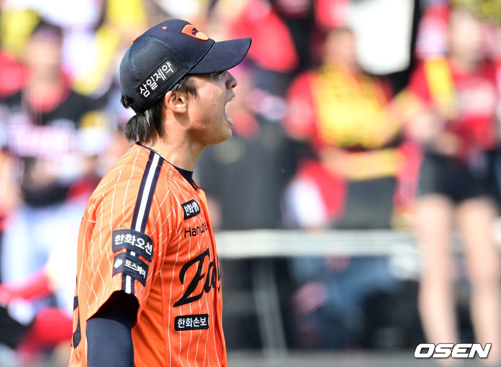 11일 대전 한화생명볼파크에서 ‘2026 신한 SOL KBO리그’ 한화 이글스와 KIA 타이거즈의 경기가 열렸다.홈팀 한화는 왕옌청, 방문팀 KIA는 이의리를 선발로 내세웠다. 5회초 2사 2루 상황 KIA 데일의 내야 땅볼 때 한화 선발 왕옌청이 2루수 하주석의 호수비에 환호하고 있다. 2026.04.11 / dreamer@osen.co.kr