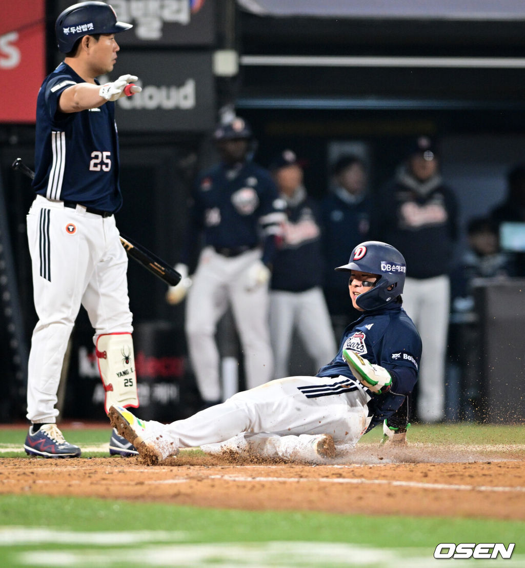 10일 경기도 수원 KT위즈파크에서 2026 신한 SOL KBO리그 KT 위즈와 두산 베어스의 경기가 열렸다.이날 KT는 사우어, 두산은 곽빈을 선발투수로 내세웠다.3회초 1사 2루에서 두산 박찬호가 박준순의 좌익선상 1타점 2루타에 득점을 올리고 있다. 2026.04.10 /cej@osen.co.kr
