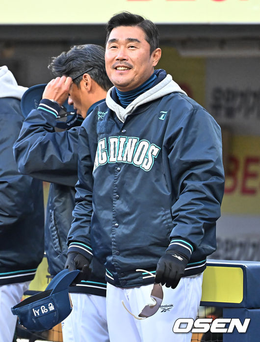 [OSEN=대구, 이석우 기자] 10일 대구삼성라이온즈파크에서 2026 신한 SOL KBO 리그 삼성 라이온즈와 NC 다이노스의 경기가 열렸다. 홈팀 삼성은 후라도가, 방문팀 NC는 구창모가 선발 출전했다. NC 다이노스 이호준 감독이 3루 더그아웃을 보며 인사하고 있다. 2026.04.10 / foto0307@osen.co.kr