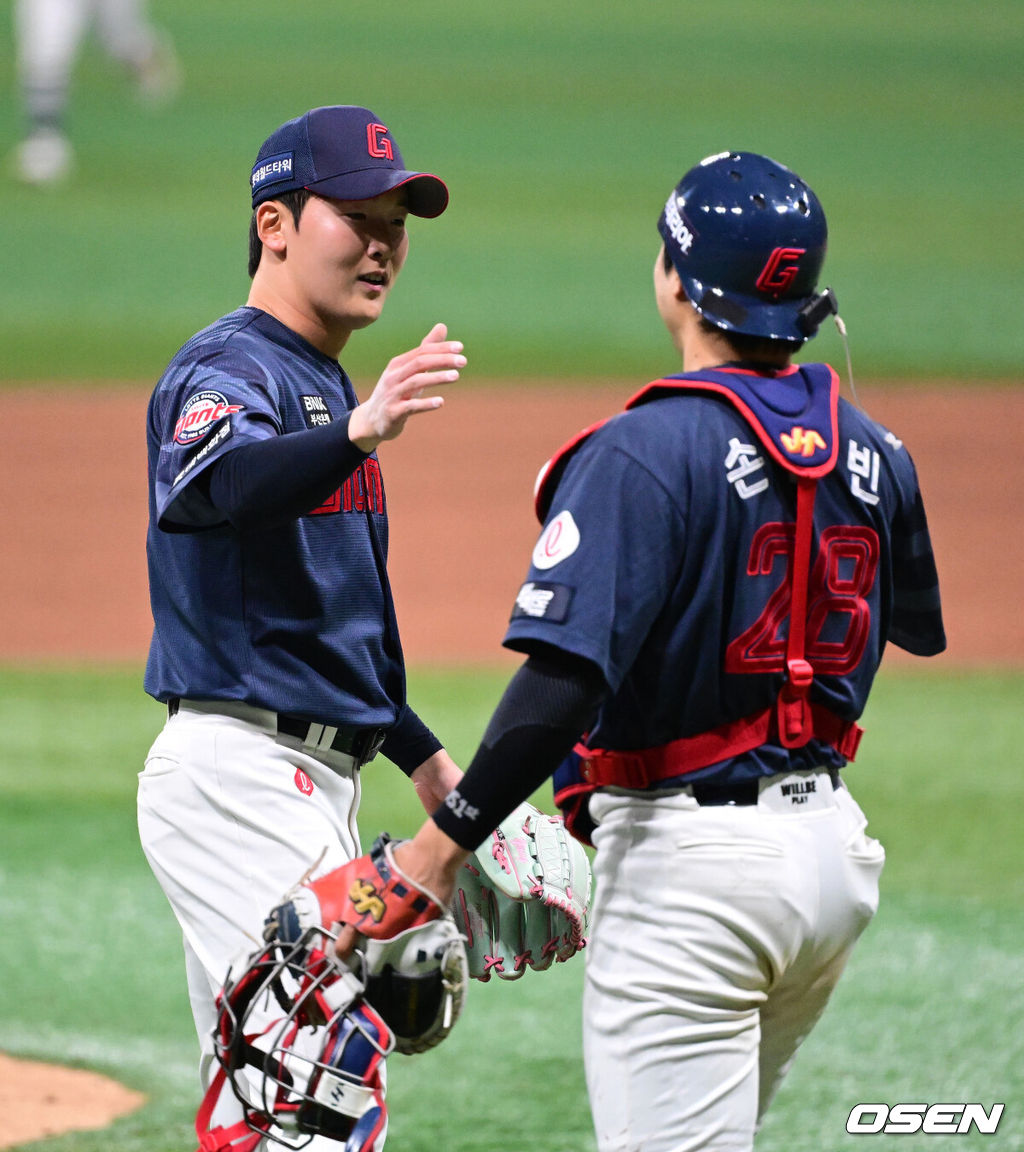 롯데가 10일 서울 고척스카이돔에서 열린 ‘2026 신한은행 SOL Bank KBO리그’ 키움 히어로즈와의 경기에서 3-1로 승리하며 2연승을 질주했다. 선발투수 엘빈 로드리게스는 8이닝 4피안타(1피홈런) 11탈삼진 1실점 호투로 시즌 2승을 수확했다. 뒤이어 최준용이 등판해 1이닝 무실점 세이브를 기록했다. 시즌 첫 세이브다.경기를 마치고 롯데 최준용, 손성빈이 승리를 기뻐하고 있다. 2026.04.10 / jpnews@osen.co.kr