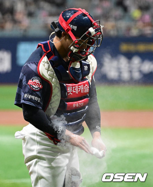 [OSEN=고척, 지형준 기자] 10일 서울 고척스카이돔에서 ‘2026 신한은행 SOL Bank KBO리그’ 키움 히어로즈와 롯데 자이언츠의 경기가 열렸다.이날 키움은 라울 알칸타라, 롯데는 엘빈 로드리게스를 선발투수로 내세웠다.&nbsp;롯데 손성빈이 경기를 준비하고 있다. 2026.04.10&nbsp;/ jpnews@osen.co.kr