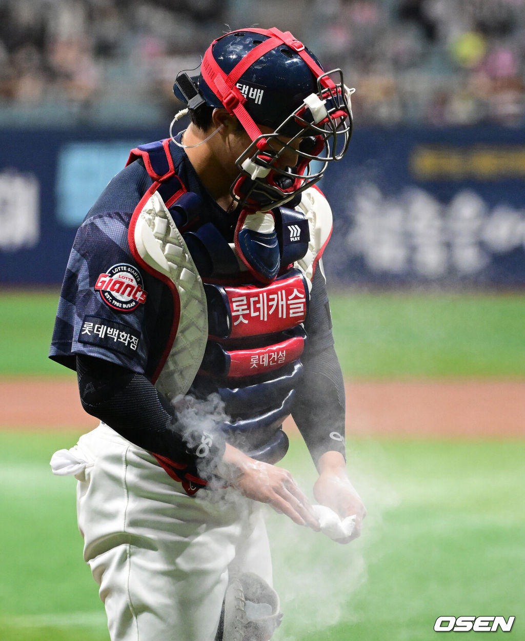 10일 서울 고척스카이돔에서 ‘2026 신한은행 SOL Bank KBO리그’ 키움 히어로즈와 롯데 자이언츠의 경기가 열렸다.이날 키움은 라울 알칸타라, 롯데는 엘빈 로드리게스를 선발투수로 내세웠다. 롯데 손성빈이 경기를 준비하고 있다. 2026.04.10 / jpnews@osen.co.kr