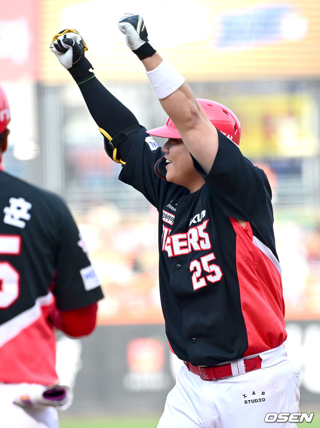 11일 대전 한화생명볼파크에서 ‘2026 신한 SOL KBO리그’ 한화 이글스와 KIA 타이거즈의 경기가 열렸다.홈팀 한화는 왕옌청, 방문팀 KIA는 이의리를 선발로 내세웠다. 8회초 2사 1, 2루 상황 KIA 한준수가 역전 1타점 적시타를 날리고 1루에 안착해 기뻐하고 있다. 2026.04.11 / dreamer@osen.co.kr