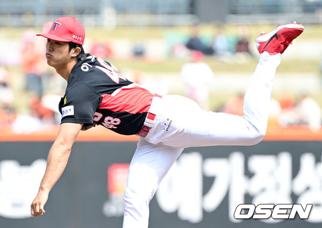 [OSEN=대전, 최규한 기자] 11일 대전 한화생명볼파크에서 ‘2026 신한 SOL KBO리그’ 한화 이글스와 KIA 타이거즈의 경기가 열렸다.홈팀 한화는 왕옌청, 방문팀 KIA는 이의리를 선발로 내세웠다. 1회말 KIA 선발 이의리가 힘차게 공을 뿌리고 있다. 2026.04.11 / dreamer@osen.co.kr