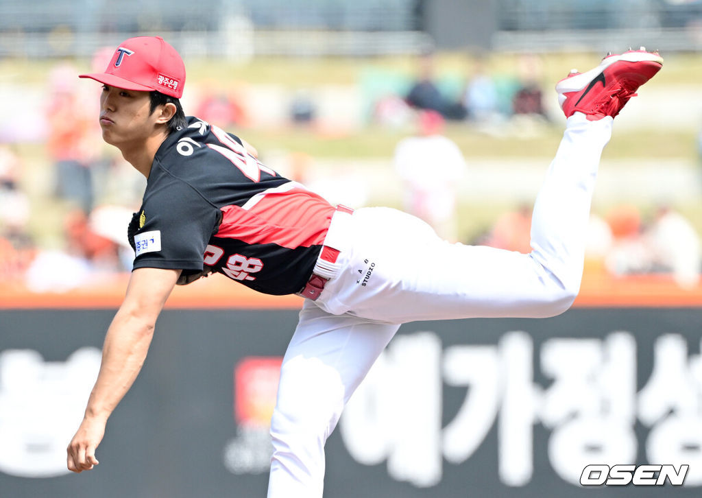 11일 대전 한화생명볼파크에서 ‘2026 신한 SOL KBO리그’ 한화 이글스와 KIA 타이거즈의 경기가 열렸다.홈팀 한화는 왕옌청, 방문팀 KIA는 이의리를 선발로 내세웠다. 1회말 KIA 선발 이의리가 힘차게 공을 뿌리고 있다. 2026.04.11 / dreamer@osen.co.kr