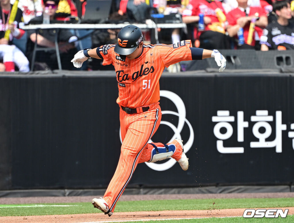 11일 대전 한화생명볼파크에서 ‘2026 신한 SOL KBO리그’ 한화 이글스와 KIA 타이거즈의 경기가 열렸다.홈팀 한화는 왕옌청, 방문팀 KIA는 이의리를 선발로 내세웠다. 1회말 2사 주자없는 상황 한화 문현빈이 선제 우월 솔로포를 날리고 그라운드를 돌며 기뻐하고 있다. 2026.04.11 / dreamer@osen.co.kr