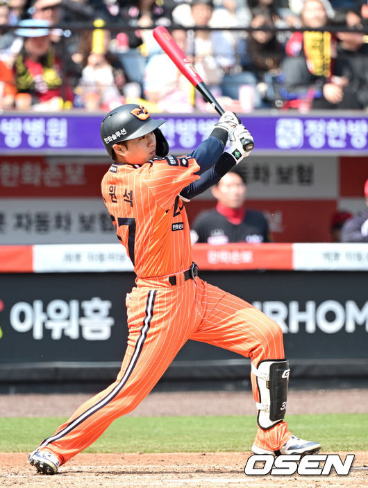 [OSEN=대전, 최규한 기자] 11일 대전 한화생명볼파크에서 ‘2026 신한 SOL KBO리그’ 한화 이글스와 KIA 타이거즈의 경기가 열렸다.홈팀 한화는 왕옌청, 방문팀 KIA는 이의리를 선발로 내세웠다. 3회말 1사 1루 상황 한화 이원석이 달아나는 1타점 우중간 3루타를 날리고 있다. 2026.04.11 / dreamer@osen.co.kr