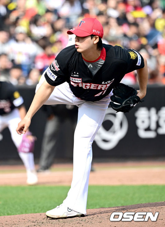 [OSEN=대전, 최규한 기자] 11일 대전 한화생명볼파크에서 ‘2026 신한 SOL KBO리그’ 한화 이글스와 KIA 타이거즈의 경기가 열렸다.홈팀 한화는 왕옌청, 방문팀 KIA는 이의리를 선발로 내세웠다. 5회말 마운드에 오른 KIA 투수 황동하가 힘차게 공을 뿌리고 있다. 2026.04.11 / dreamer@osen.co.kr
