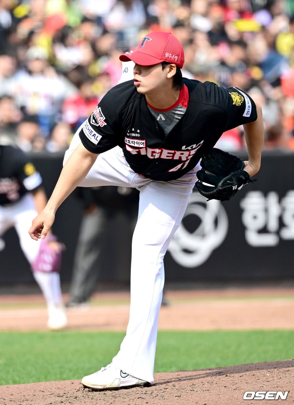 11일 대전 한화생명볼파크에서 ‘2026 신한 SOL KBO리그’ 한화 이글스와 KIA 타이거즈의 경기가 열렸다.홈팀 한화는 왕옌청, 방문팀 KIA는 이의리를 선발로 내세웠다. 5회말 마운드에 오른 KIA 투수 황동하가 힘차게 공을 뿌리고 있다. 2026.04.11 / dreamer@osen.co.kr