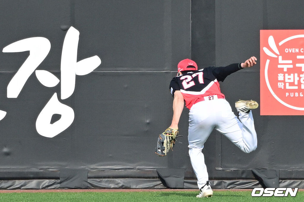 11일 대전 한화생명볼파크에서 ‘2026 신한 SOL KBO리그’ 한화 이글스와 KIA 타이거즈의 경기가 열렸다.홈팀 한화는 왕옌청, 방문팀 KIA는 이의리를 선발로 내세웠다. 8회말 무사 1루 상황 한화 강백호의 뜬공 타구를 잡아내고 있다. 2026.04.11 / dreamer@osen.co.kr