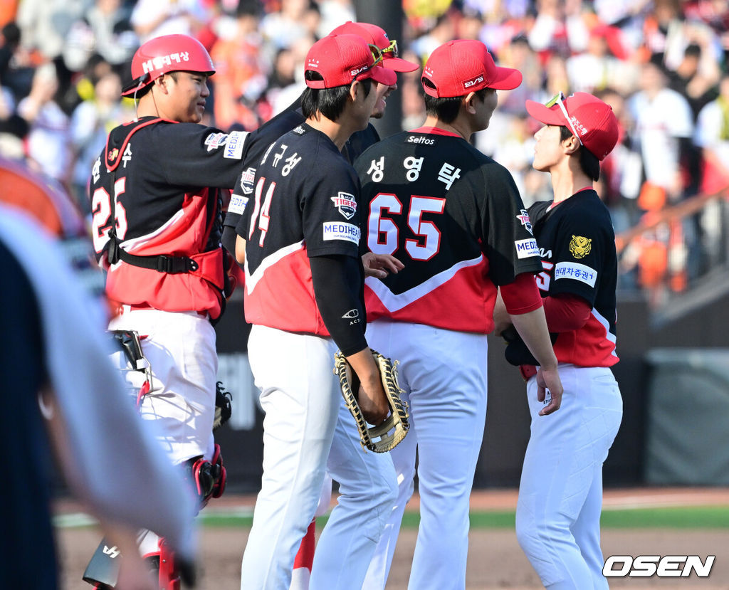 프로야구 KIA 타이거즈가 한화 이글스를 연이틀 잡고 3연승을 질주했다.이범호 감독이 이끄는 KIA는 11일 대전 한화생명 볼파크에서 열린 2026 신한 SOL KBO리그 한화와의 원정경기에서 이틀 연속 6-5 승리를 거뒀다. 이날 승리로 위닝시리즈를 확보, 3연승을 만든 KIA는 시즌 전적 5승7패를 마크했다. 2연패에 빠진 한화는 6승6패가 됐다.경기를 마치고 승리한 KIA 선수들이 기뻐하고 있다. 2026.04.11 / dreamer@osen.co.kr