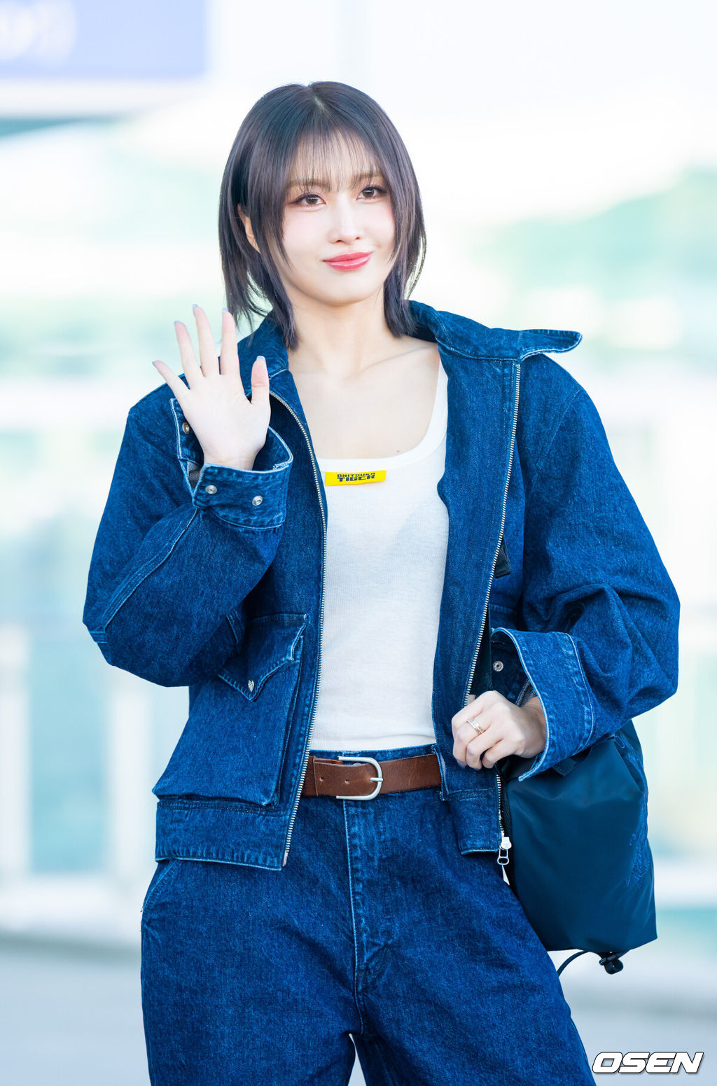 트와이스 모모가 24일 인천국제공항을 통해 오니츠카타이거 밀라노 패션위크 참석차 이탈리아 밀라노로 출국했다. 트와이스 모모가 출국에 앞서 포즈를 취하고 있다. 2025.02.24 / soul1014@osen.co.kr