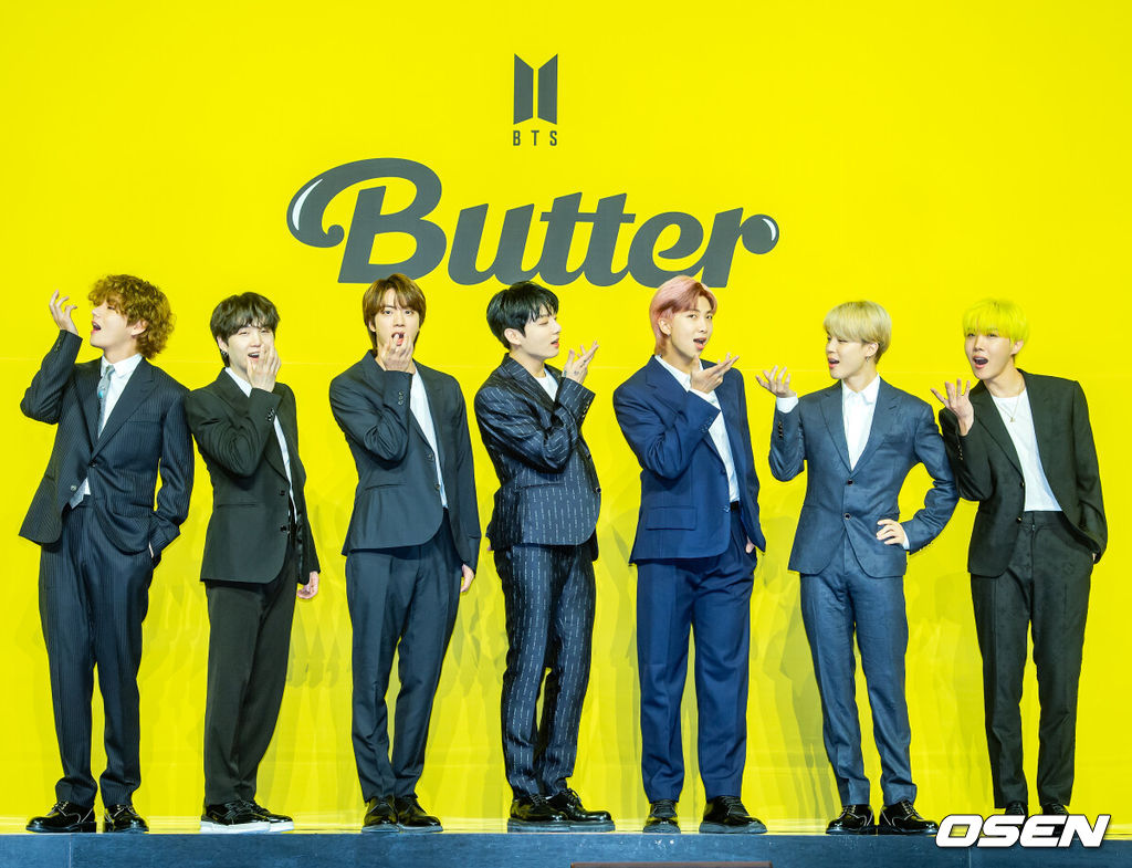 21일 오후 서울 송파구 올림픽공원 올림픽홀에서 방탄소년단(BTS)의 새 디지털 싱글 'Butter' 발매 기념 글로벌 기자간담회 포토타임이 진행됐다.그룹 방탄소년단(RM, 진, 슈가, 제이홉, 지민, 뷔, 정국)의 새 싱글 'Butter'는 오늘(21일) 오후 1시(한국시각)에 전 세계 동시에 발매된다. 방탄소년단의 새 디지털 싱글 'Butter'는 마음을 흔드는 방탄소년단의 귀여운 고백을 담은 청량하고 중독성 강한 댄스 팝 장르의 서머송이다. 버터처럼 부드럽게 스며드는 방탄소년단의 독보적인 매력을 느낄 수 있는 곡으로 방탄소년단만의 음악적 스타일을 더한 것으로 알려져 기대를 모으고 있다.방탄소년단(BTS) 멤버들이 무대 위에서 포토타임을 갖고 있다./ rumi@osen.co.kr