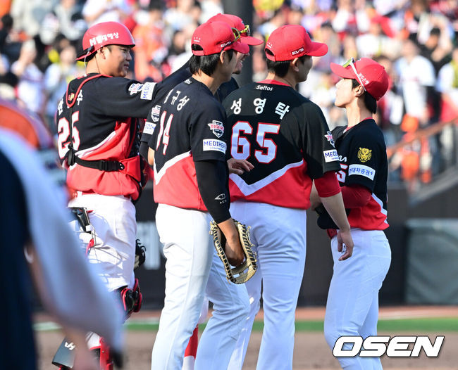 [OSEN=대전, 최규한 기자] 프로야구 KIA 타이거즈가 한화 이글스를 연이틀 잡고 3연승을 질주했다.이범호 감독이 이끄는 KIA는 11일 대전 한화생명 볼파크에서 열린 2026 신한 SOL KBO리그 한화와의 원정경기에서 이틀 연속 6-5 승리를&nbsp;거뒀다. 이날 승리로 위닝시리즈를 확보, 3연승을 만든 KIA는 시즌 전적 5승7패를 마크했다. 2연패에 빠진 한화는 6승6패가 됐다.경기를 마치고 승리한 KIA 선수들이 기뻐하고 있다. 2026.04.11 / dreamer@osen.co.kr