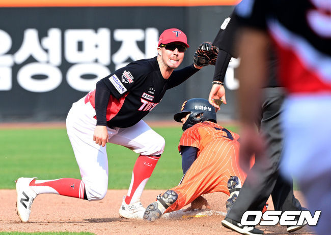 [OSEN=대전, 최규한 기자] 11일 대전 한화생명볼파크에서 ‘2026 신한 SOL KBO리그’ 한화 이글스와 KIA 타이거즈의 경기가 열렸다.홈팀 한화는 왕옌청, 방문팀 KIA는 이의리를 선발로 내세웠다. 7회말 1사 1루 상황 한화 페라자 타석 때 주자 이원석이 2루 도루를 시도했지만 KIA 유격수 데일의 태그에 걸려 아웃되고 있다. 2026.04.11 / dreamer@osen.co.kr