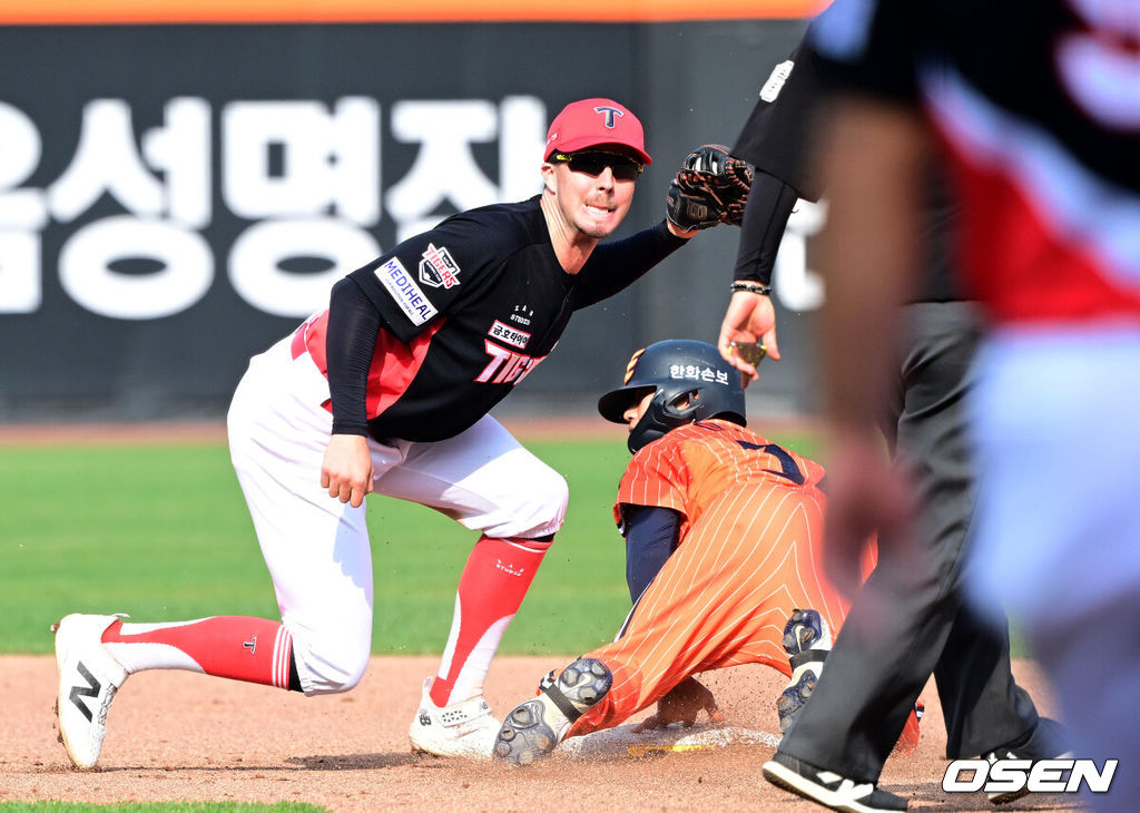 11일 대전 한화생명볼파크에서 ‘2026 신한 SOL KBO리그’ 한화 이글스와 KIA 타이거즈의 경기가 열렸다.홈팀 한화는 왕옌청, 방문팀 KIA는 이의리를 선발로 내세웠다. 7회말 1사 1루 상황 한화 페라자 타석 때 주자 이원석이 2루 도루를 시도했지만 KIA 유격수 데일의 태그에 걸려 아웃되고 있다. 2026.04.11 / dreamer@osen.co.kr