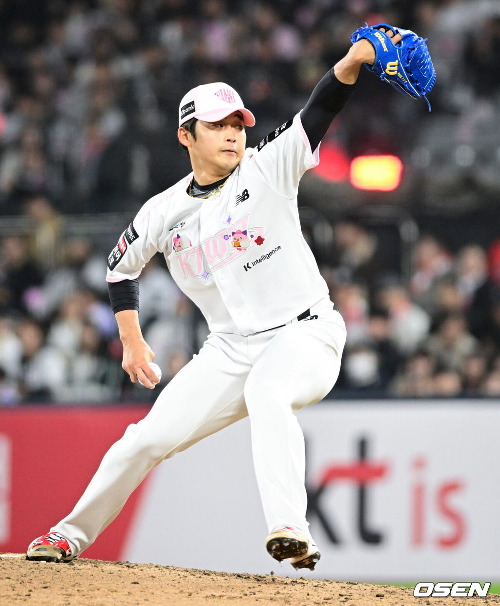 11일 경기도 수원 KT위즈파크에서 2026 신한 SOL KBO리그 KT 위즈와 두산 베어스의 경기가 열렸다.이날 KT는 소형준, 두산은 잭로그를 선발투수로 내세웠다.8회말 무사 1,2루 KT 박영현이 역투하고 있다. 2026.04.11 /cej@osen.co.kr