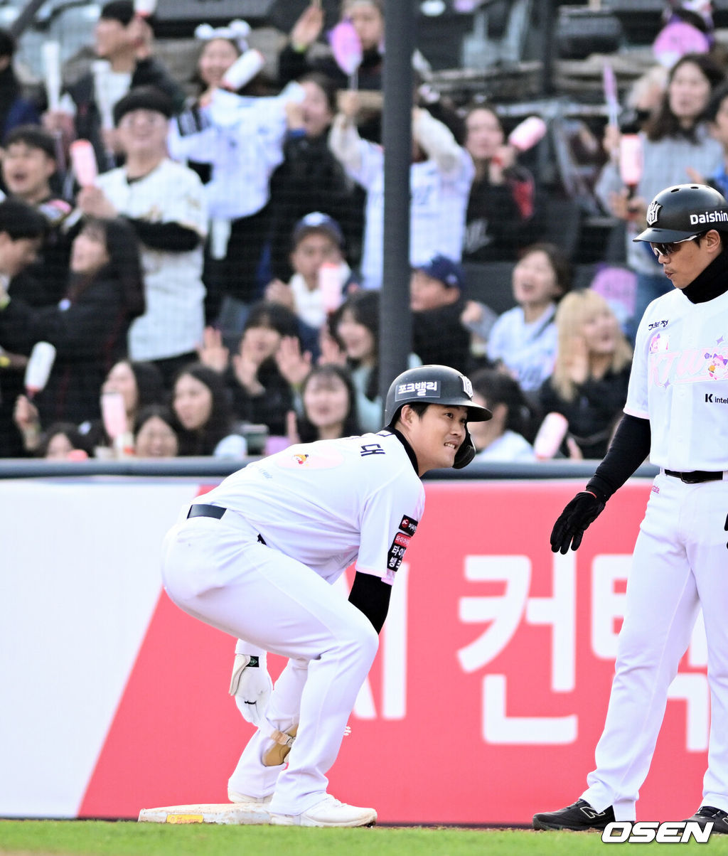 11일 경기도 수원 KT위즈파크에서 2026 신한 SOL KBO리그 KT 위즈와 두산 베어스의 경기가 열렸다.이날 KT는 소형준, 두산은 잭로그를 선발투수로 내세웠다.3회말 무사 2,3루에서 KT 배정대가 선제 적시타를 날린 뒤 베이스를 밟고 있다. 2026.04.11 /cej@osen.co.kr