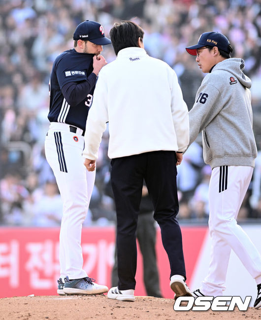 [OSEN=수원, 조은정 기자]11일 경기도 수원 KT위즈파크에서 2026 신한 SOL KBO리그 KT 위즈와 두산 베어스의 경기가 열렸다.이날 KT는 소형준, 두산은 잭로그를 선발투수로 내세웠다.3회말 무사 1,2루에서 두산 잭로그가 KT 안현민에게 적시타를 허용하자 정재훈 코치가 마운드에 오르고 있다. 2026.04.11 /cej@osen.co.kr