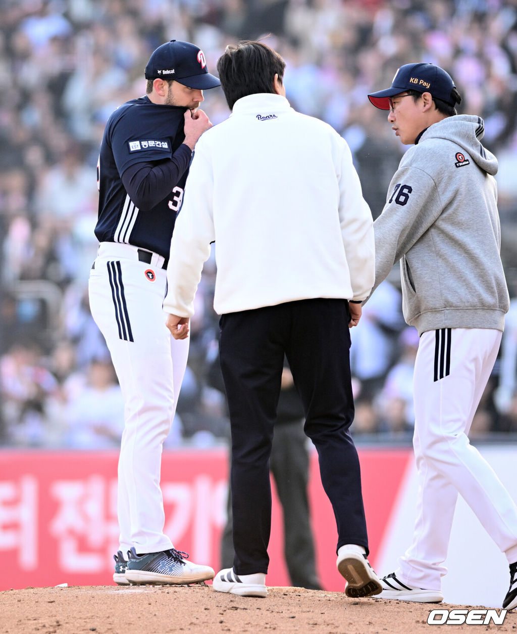 11일 경기도 수원 KT위즈파크에서 2026 신한 SOL KBO리그 KT 위즈와 두산 베어스의 경기가 열렸다.이날 KT는 소형준, 두산은 잭로그를 선발투수로 내세웠다.3회말 무사 1,2루에서 두산 잭로그가 KT 안현민에게 적시타를 허용하자 정재훈 코치가 마운드에 오르고 있다. 2026.04.11 /cej@osen.co.kr