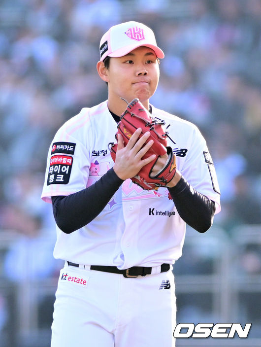 [OSEN=수원, 조은정 기자]11일 경기도 수원 KT위즈파크에서 2026 신한 SOL KBO리그 KT 위즈와 두산 베어스의 경기가 열렸다.이날 KT는 소형준, 두산은 잭로그를 선발투수로 내세웠다.3회초 KT 3루수 허경민이 두산 선두타자 이유찬의 땅볼에 호수비로 아웃을 연결지었다. 이때 고마워하는 KT 선발 소형준. 2026.04.11 /cej@osen.co.kr