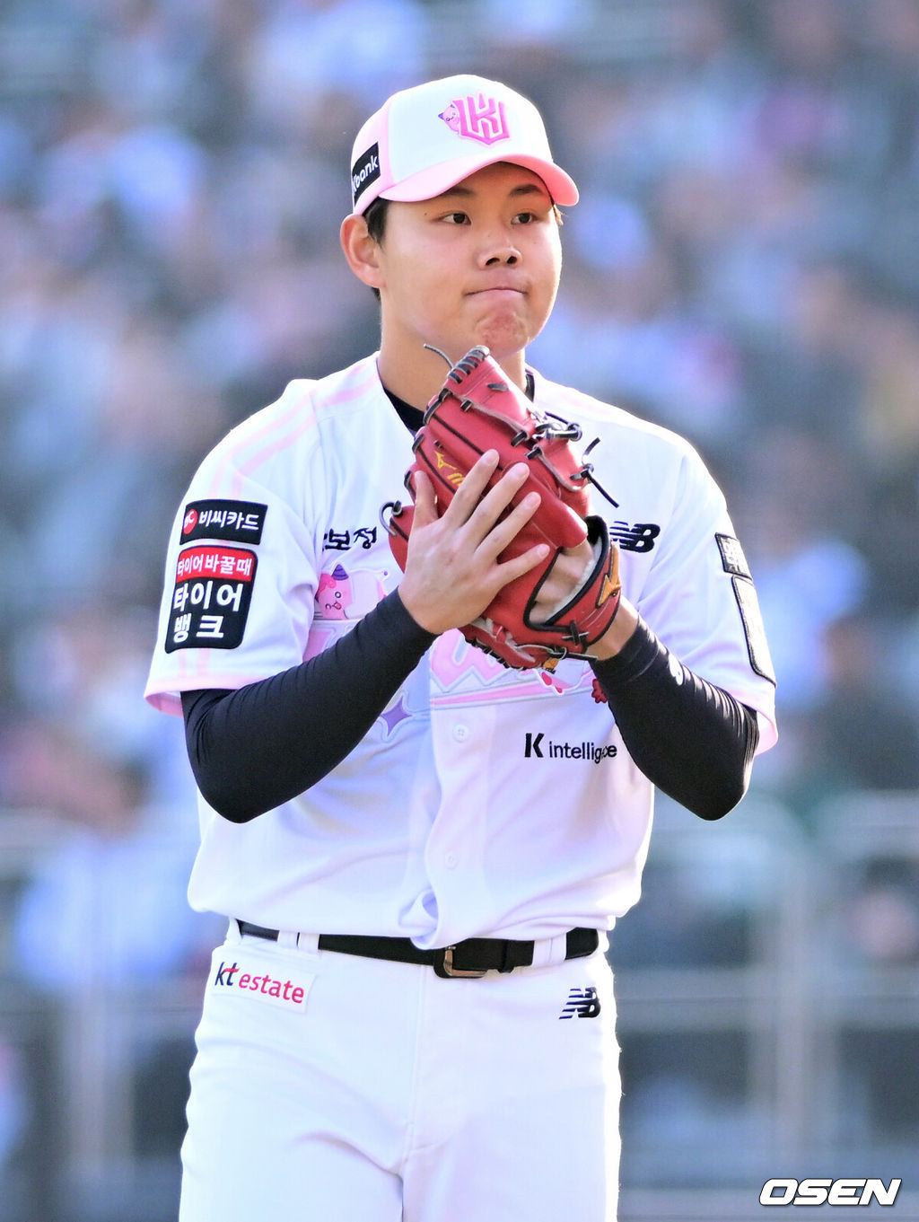 11일 경기도 수원 KT위즈파크에서 2026 신한 SOL KBO리그 KT 위즈와 두산 베어스의 경기가 열렸다.이날 KT는 소형준, 두산은 잭로그를 선발투수로 내세웠다.3회초 KT 3루수 허경민이 두산 선두타자 이유찬의 땅볼에 호수비로 아웃을 연결지었다. 이때 고마워하는 KT 선발 소형준. 2026.04.11 /cej@osen.co.kr