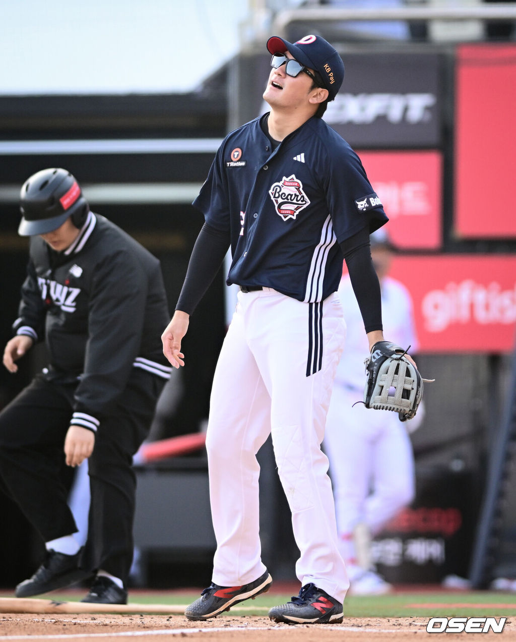 11일 경기도 수원 KT위즈파크에서 2026 신한 SOL KBO리그 KT 위즈와 두산 베어스의 경기가 열렸다.이날 KT는 소형준, 두산은 잭로그를 선발투수로 내세웠다.3회말 무사 1루에서 두산 3루수 안재석이 KT 이강민의 번트에 송구실책을 범한 뒤 아쉬워하고 있다. 2026.04.11 /cej@osen.co.kr