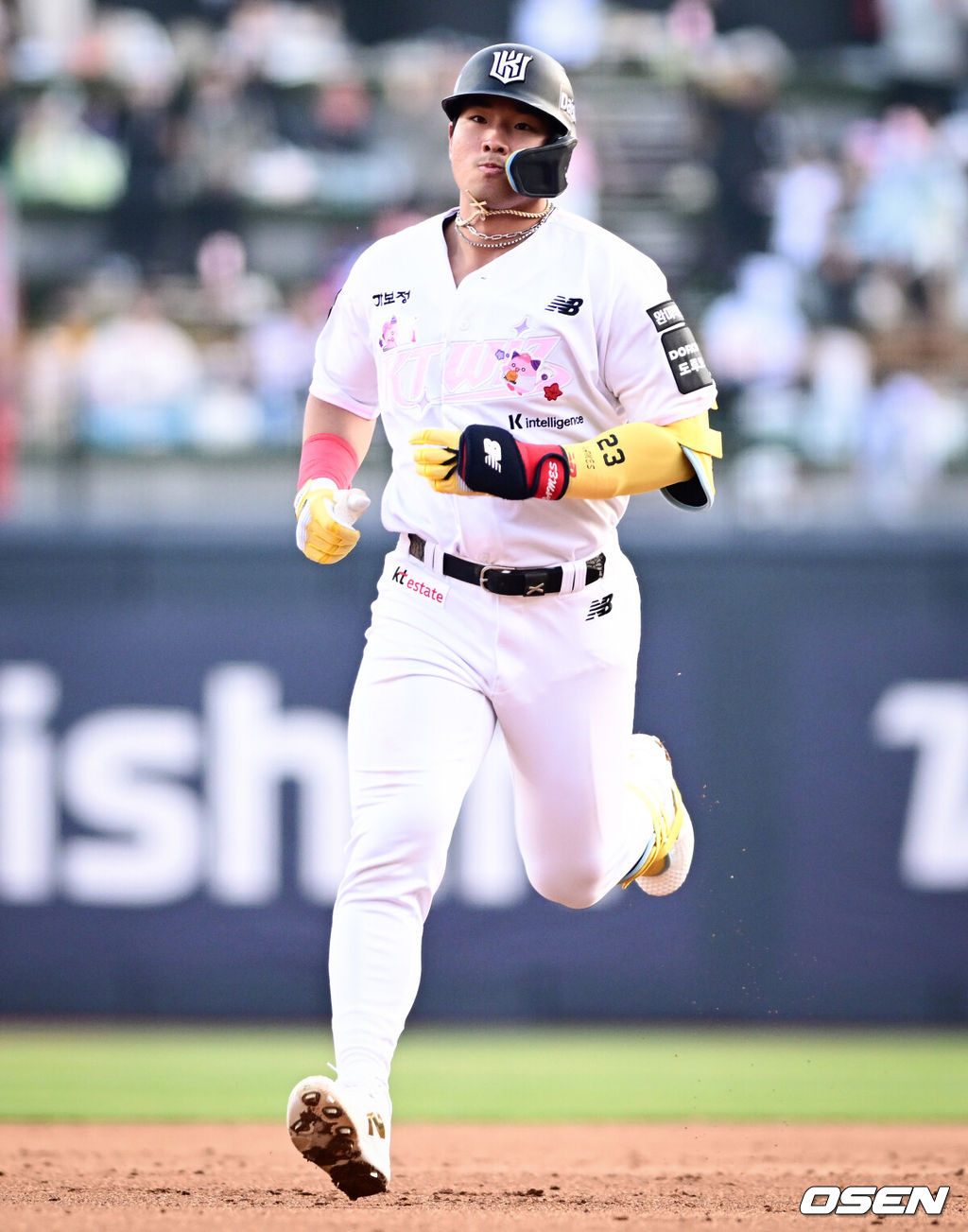 11일 경기도 수원 KT위즈파크에서 2026 신한 SOL KBO리그 KT 위즈와 두산 베어스의 경기가 열렸다.이날 KT는 소형준, 두산은 잭로그를 선발투수로 내세웠다.5회말 KT 선두타자 안현민이 좌월 장외 홈런을 날린 뒤 베이스를 돌고 있다. 2026.04.11 /cej@osen.co.kr
