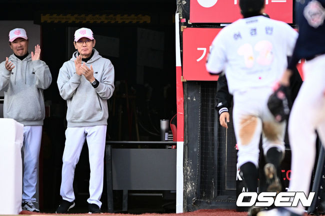 [OSEN=수원, 조은정 기자]11일 경기도 수원 KT위즈파크에서 2026 신한 SOL KBO리그 KT 위즈와 두산 베어스의 경기가 열렸다.이날 KT는 소형준, 두산은 잭로그를 선발투수로 내세웠다.4회말 2사 2루에서 KT 이강민의 중전 적시타에 득점을 올린 허경민이 이강철 감독의 환영을 받고 있다. 2026.04.11 /cej@osen.co.kr