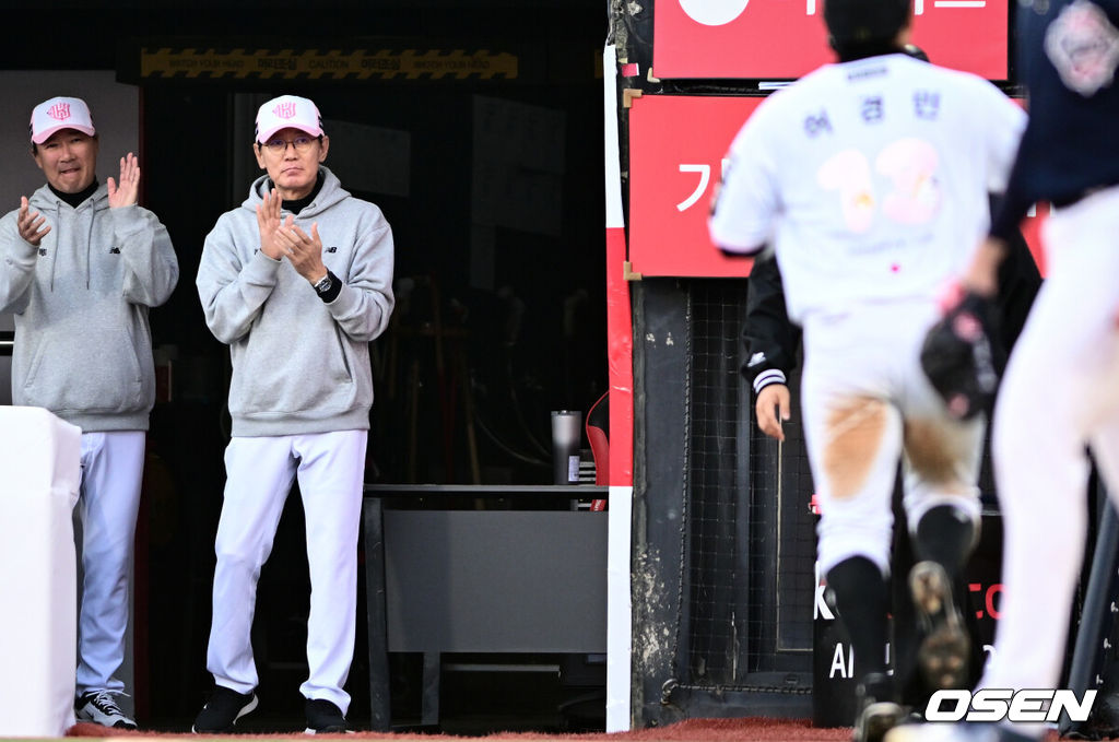 11일 경기도 수원 KT위즈파크에서 2026 신한 SOL KBO리그 KT 위즈와 두산 베어스의 경기가 열렸다.이날 KT는 소형준, 두산은 잭로그를 선발투수로 내세웠다.4회말 2사 2루에서 KT 이강민의 중전 적시타에 득점을 올린 허경민이 이강철 감독의 환영을 받고 있다. 2026.04.11 /cej@osen.co.kr