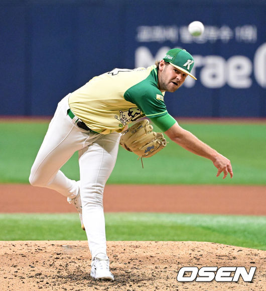 [OSEN=고척, 지형준 기자] 11일 서울 고척스카이돔에서 ‘2026 신한은행 SOL Bank KBO리그’ 키움 히어로즈와 롯데 자이언츠의 경기가 열렸다.이날 키움은 와일스, 롯데는 비슬리를 선발투수로 내세웠다.&nbsp;5회초 키움 와일스가 역투하고 있다. 2026.04.11&nbsp;/ jpnews@osen.co.kr