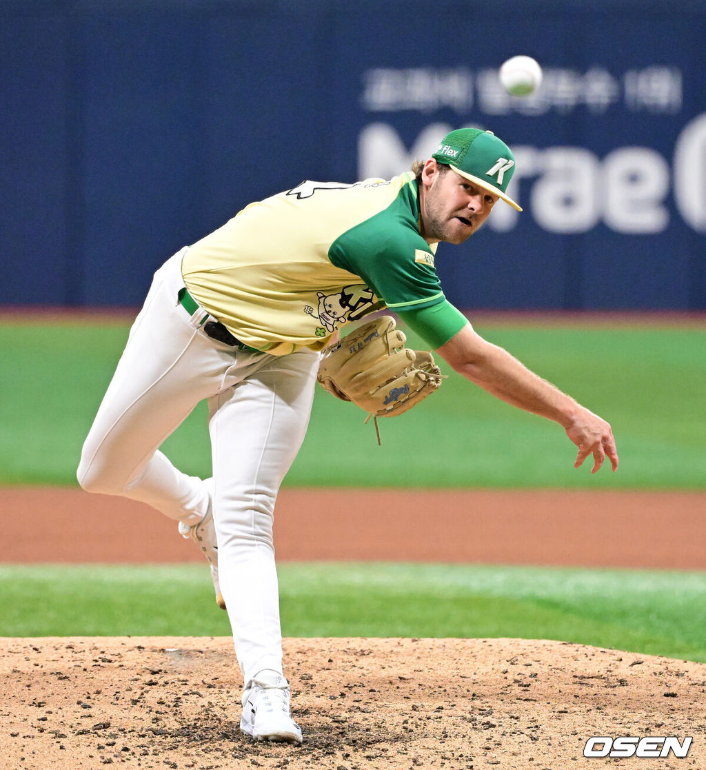 11일 서울 고척스카이돔에서 ‘2026 신한은행 SOL Bank KBO리그’ 키움 히어로즈와 롯데 자이언츠의 경기가 열렸다.이날 키움은 와일스, 롯데는 비슬리를 선발투수로 내세웠다. 5회초 키움 와일스가 역투하고 있다. 2026.04.11 / jpnews@osen.co.kr