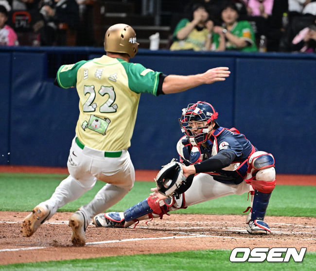 [OSEN=고척, 지형준 기자] 11일 서울 고척스카이돔에서 ‘2026 신한은행 SOL Bank KBO리그’ 키움 히어로즈와 롯데 자이언츠의 경기가 열렸다.이날 키움은 와일스, 롯데는 비슬리를 선발투수로 내세웠다.&nbsp;6회말 1사 만루에서 롯데 손성빈이 키움 이형종의 좌익수 플라이에 홈으로 내달린 브룩스를 태그아웃시키고 있다. 2026.04.11&nbsp;/ jpnews@osen.co.kr