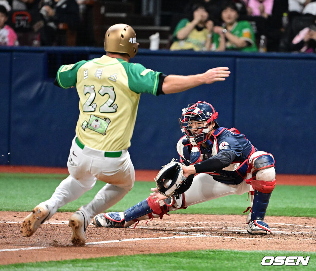 11일 서울 고척스카이돔에서 ‘2026 신한은행 SOL Bank KBO리그’ 키움 히어로즈와 롯데 자이언츠의 경기가 열렸다.이날 키움은 와일스, 롯데는 비슬리를 선발투수로 내세웠다. 6회말 1사 만루에서 롯데 손성빈이 키움 이형종의 좌익수 플라이에 홈으로 내달린 브룩스를 태그아웃시키고 있다. 2026.04.11 / jpnews@osen.co.kr